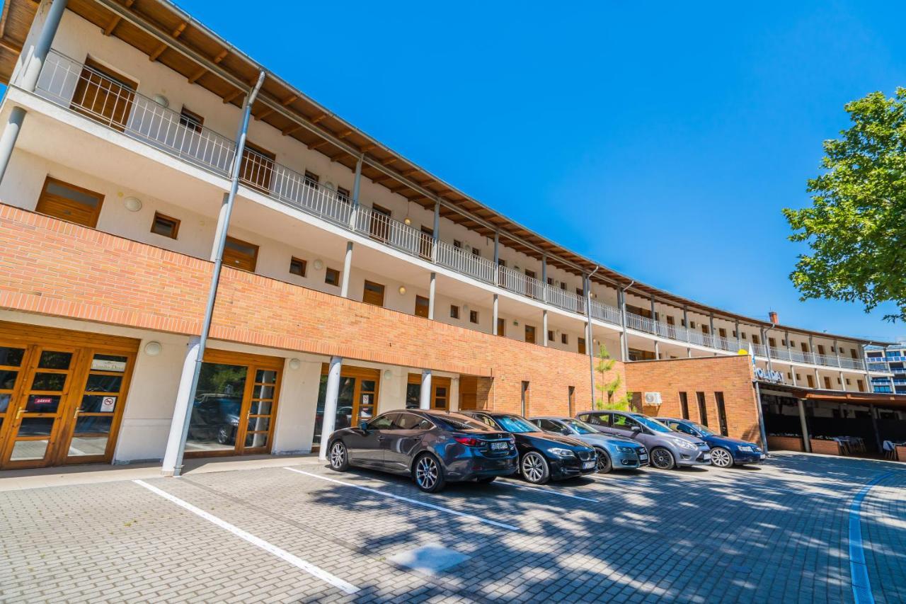 Holiday Hotel שיופוק מראה חיצוני תמונה